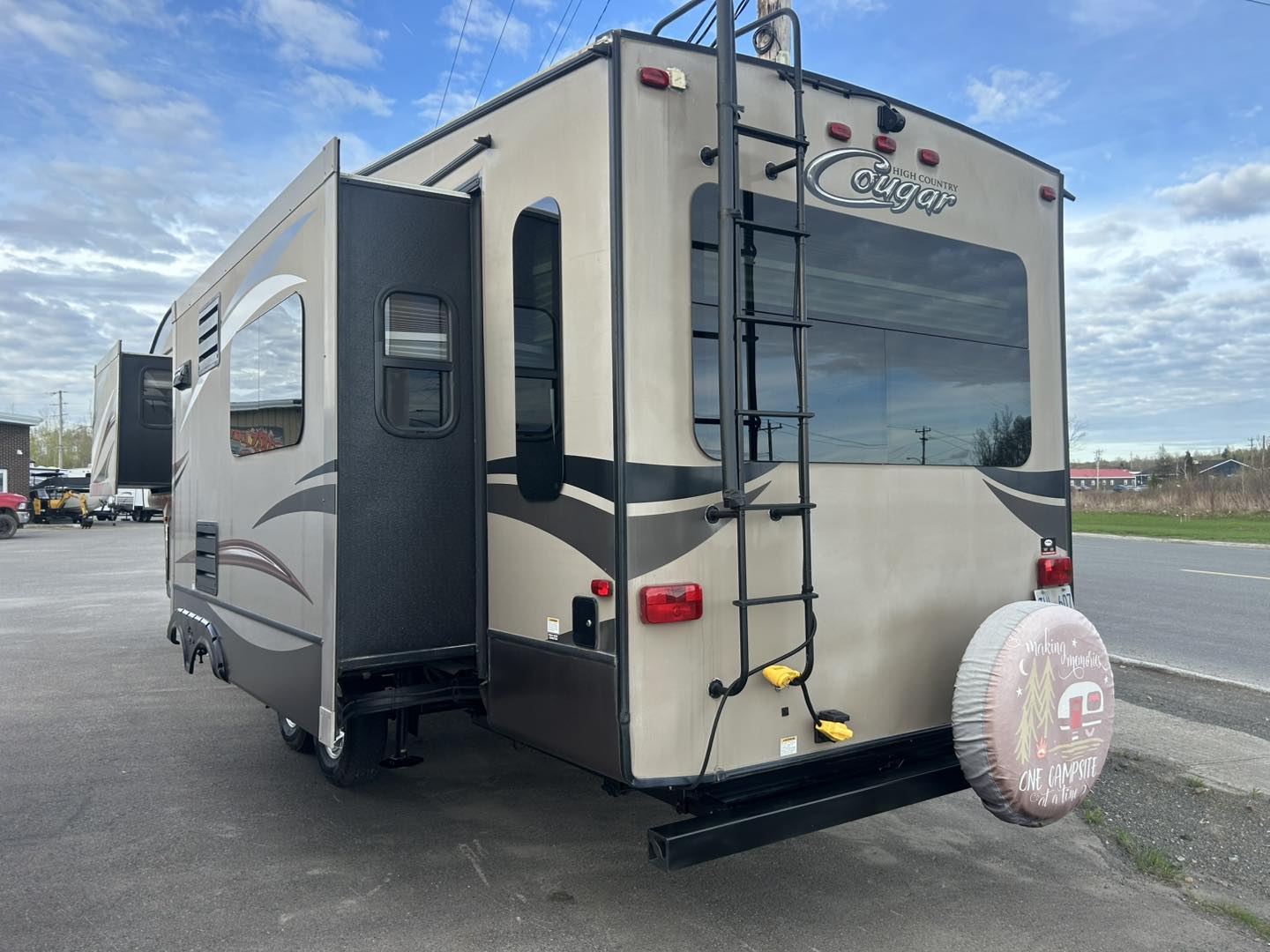 2015 Keystone Cougar 313RL - Image 25