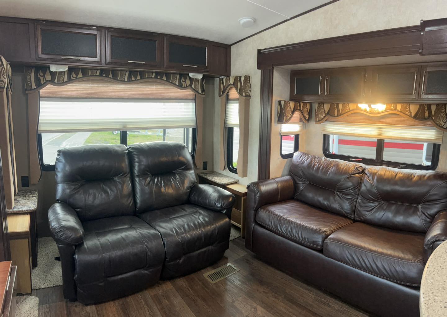 2015 Keystone Cougar 313RL - Image 4
