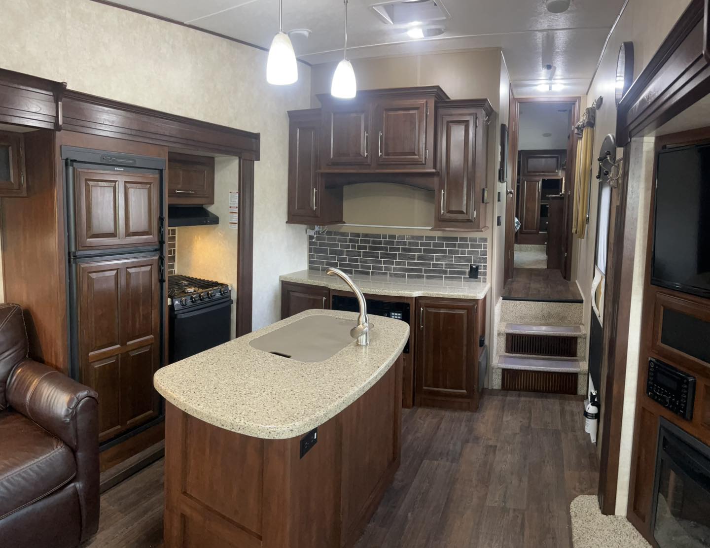 2015 Keystone Cougar 313RL - Image 5
