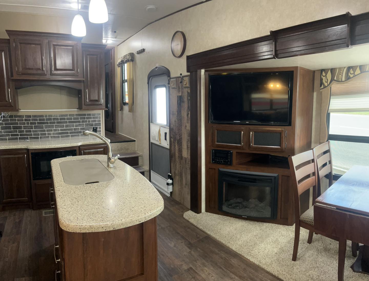 2015 Keystone Cougar 313RL - Image 6