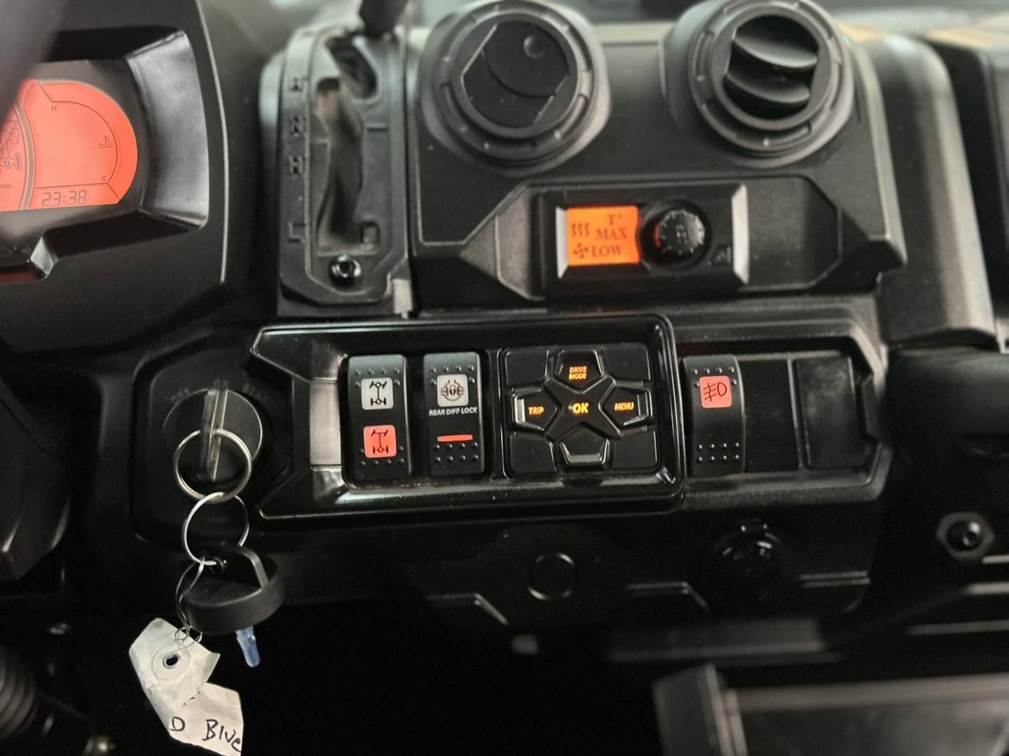 2023 Can-Am defender HD Limited with HVAC - Image 21