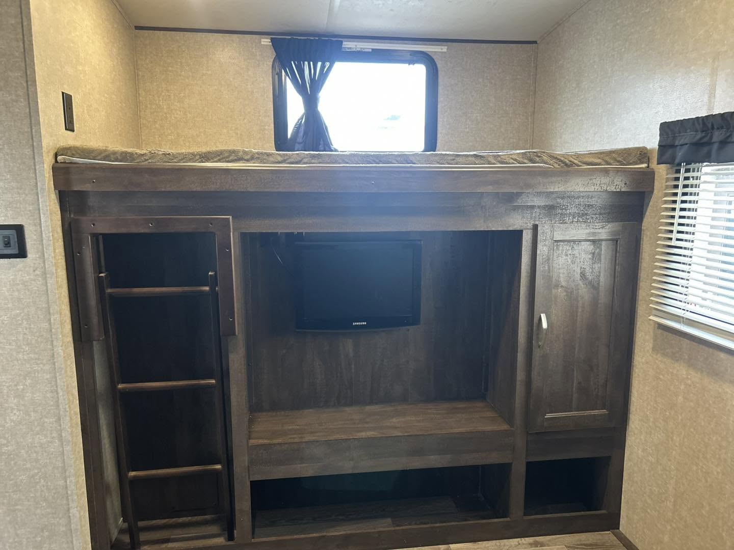 2018 Forest River Vibe VBT313BHS Bunkhouse - Image 15