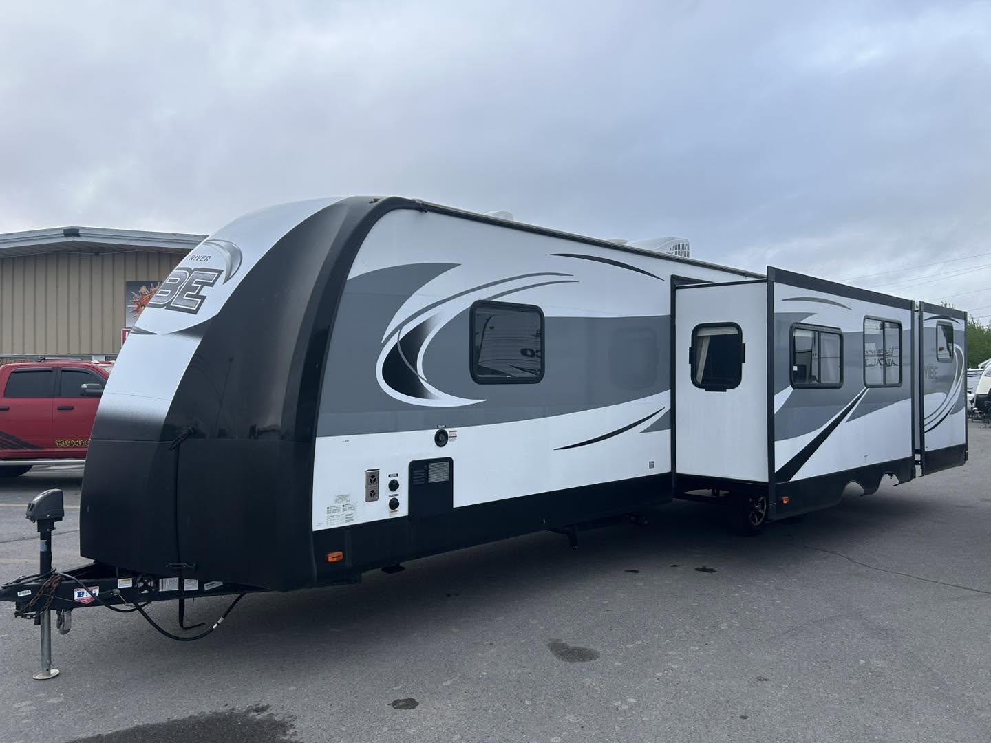 2018 Forest River Vibe VBT313BHS Bunkhouse - Image 4