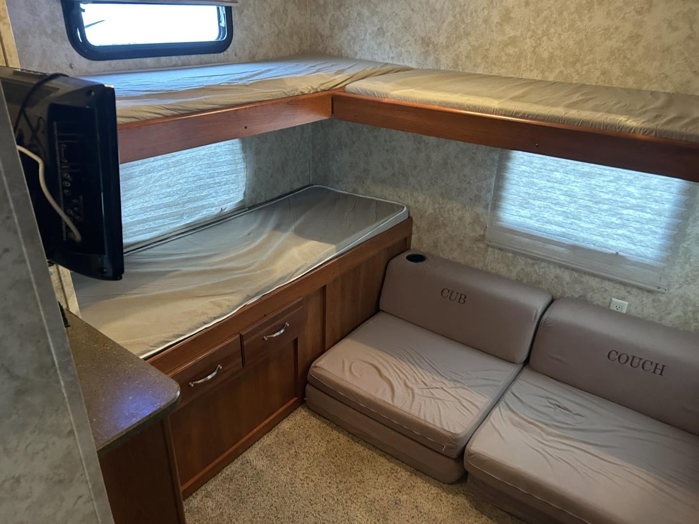 2011 Keystone Cougar 31SQB - Image 10