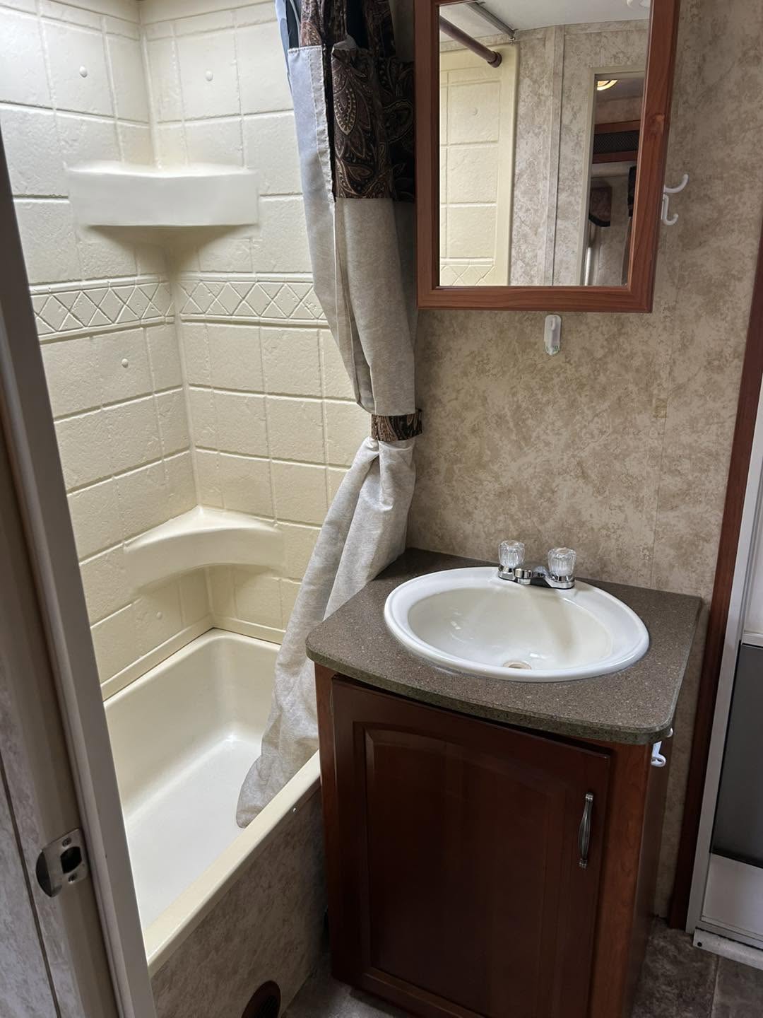 2011 Keystone Cougar 31SQB - Image 15