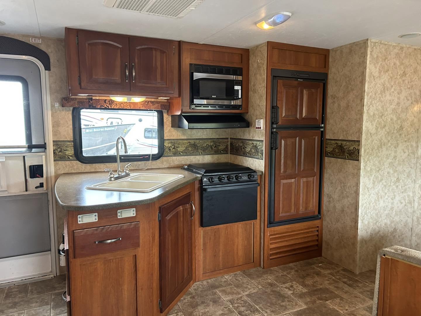 2011 Keystone Cougar 31SQB - Image 17