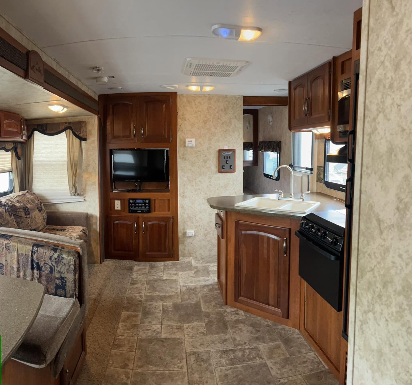 2011 Keystone Cougar 31SQB - Image 19