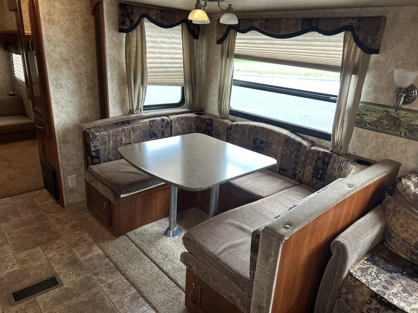 2011 Keystone Cougar 31SQB - Image 21