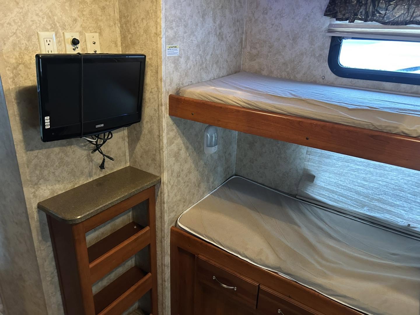 2011 Keystone Cougar 31SQB - Image 9