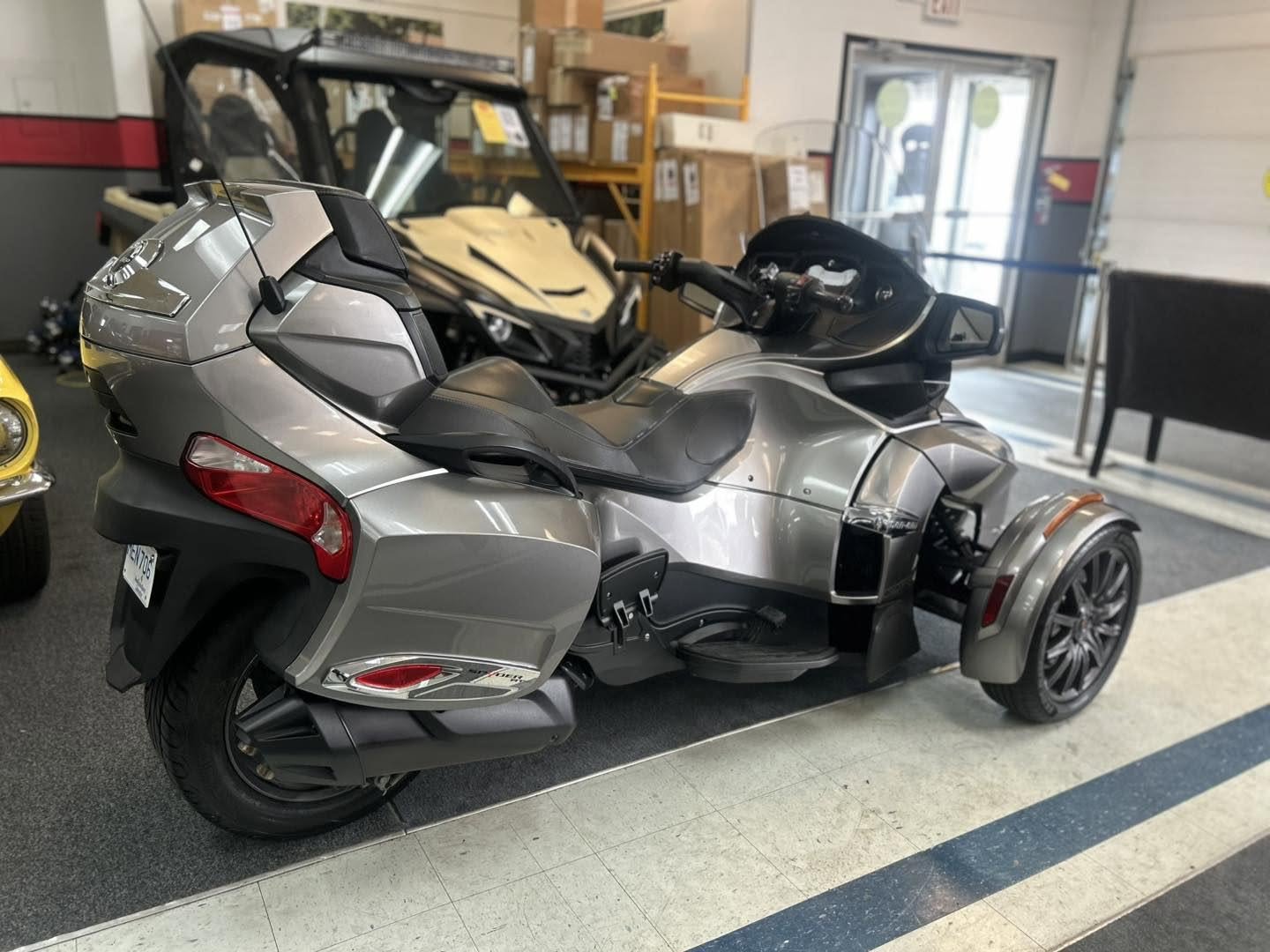 2013 Can-Am Spyder RT - Image 2
