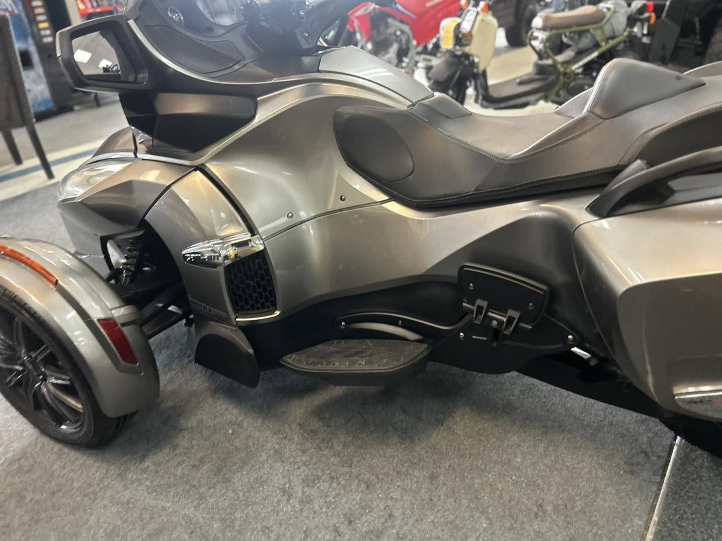 2013 Can-Am Spyder RT - Image 15