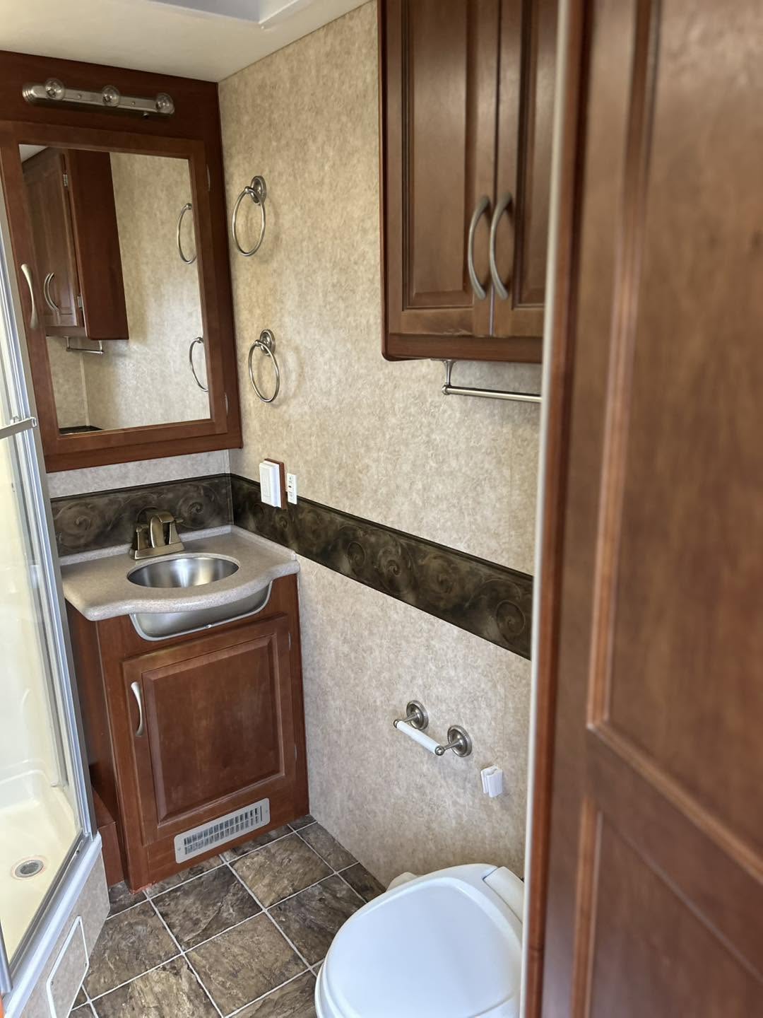 2004 Fleetwood Pace Arrow 37C - Image 12
