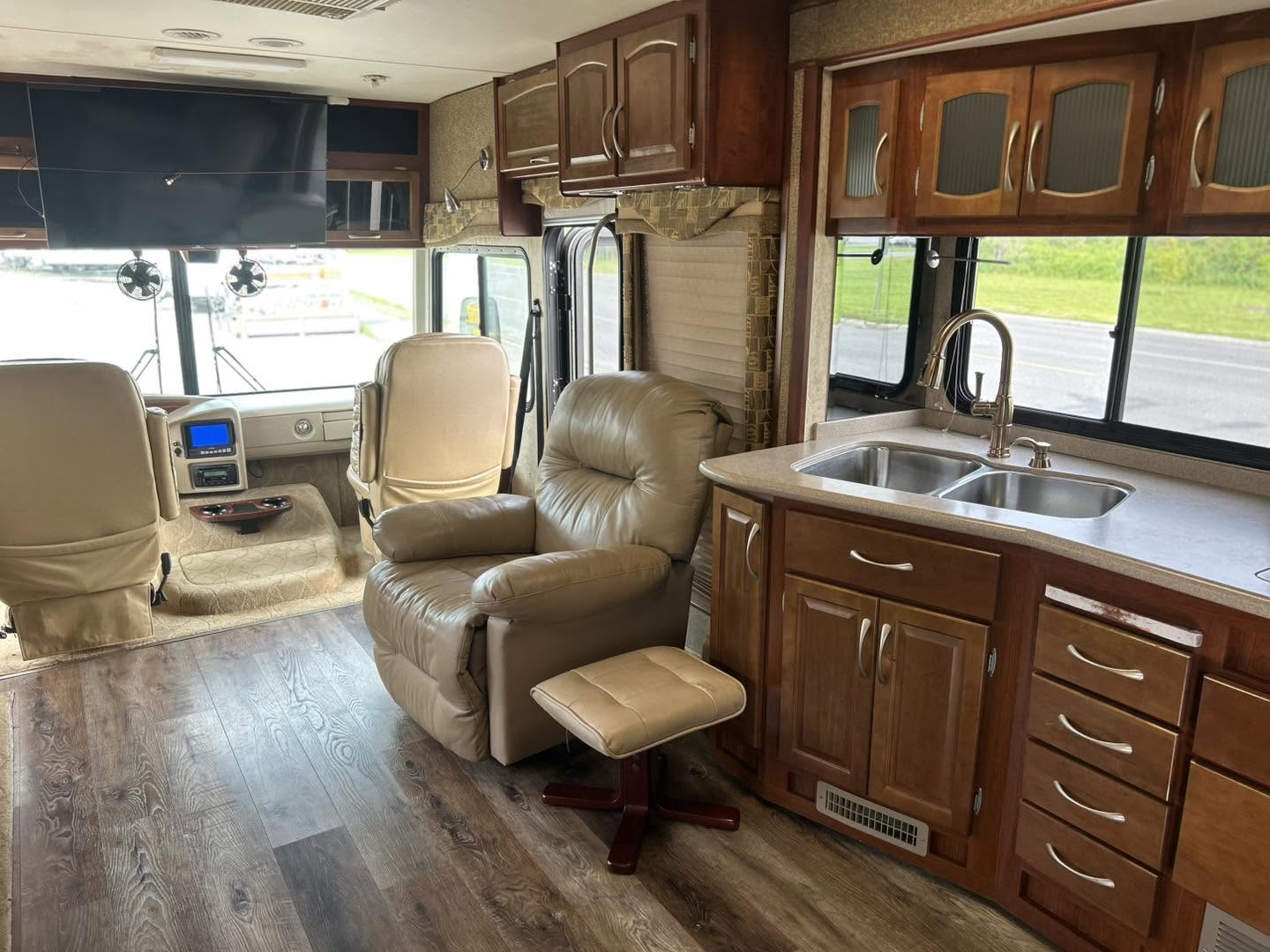 2004 Fleetwood Pace Arrow 37C - Image 17