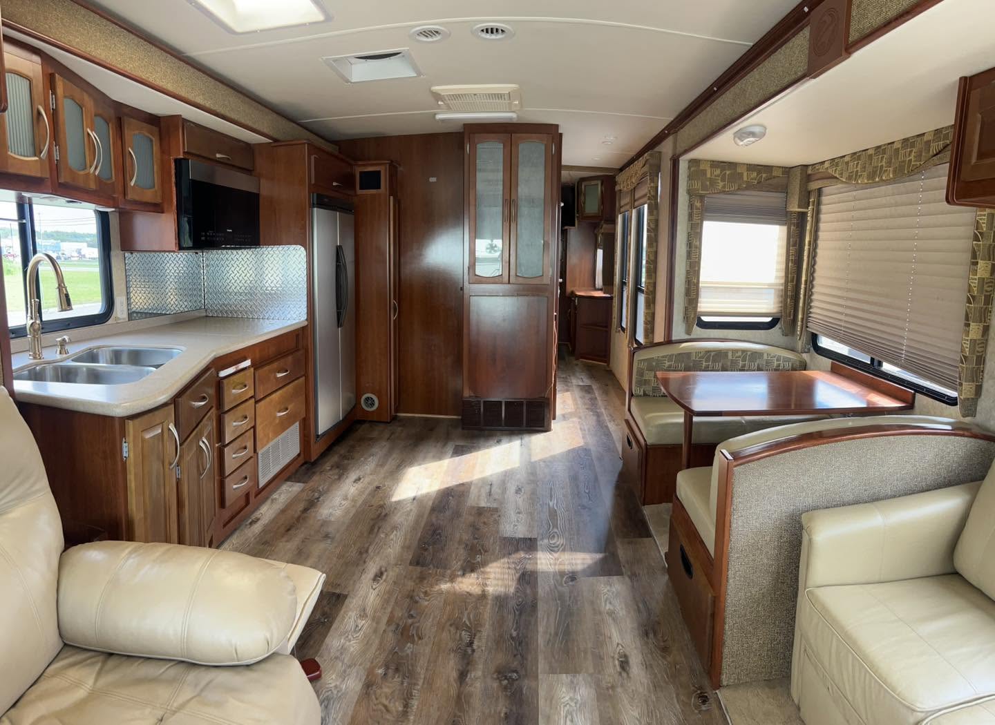 2004 Fleetwood Pace Arrow 37C - Image 21