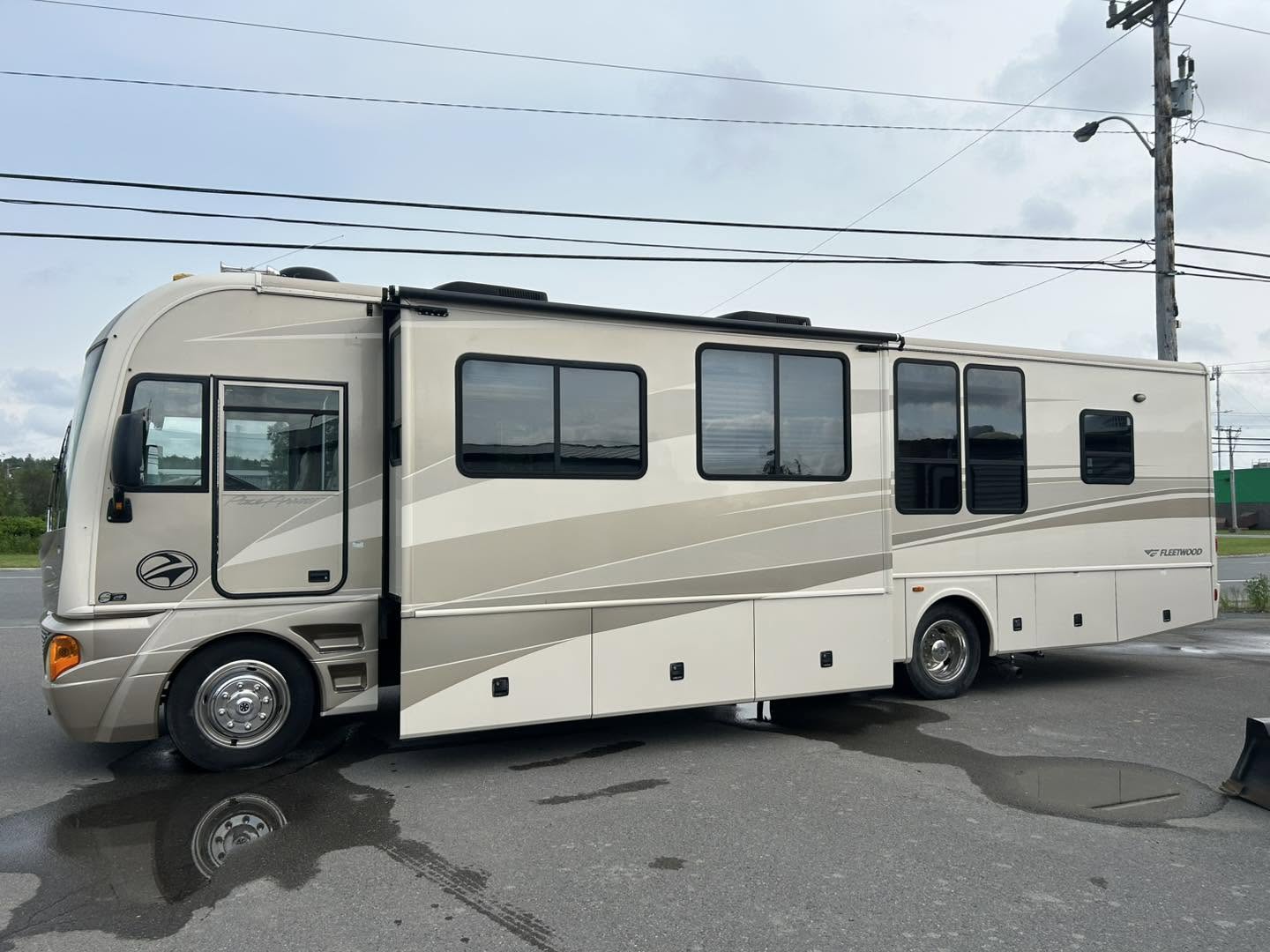 2004 Fleetwood Pace Arrow 37C - Image 23