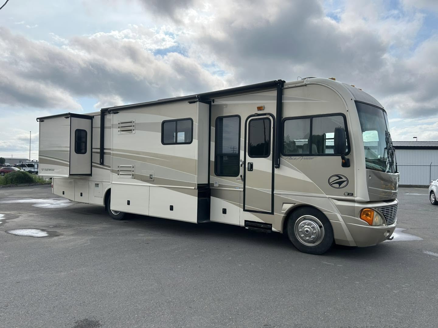 2004 Fleetwood Pace Arrow 37C - Image 2