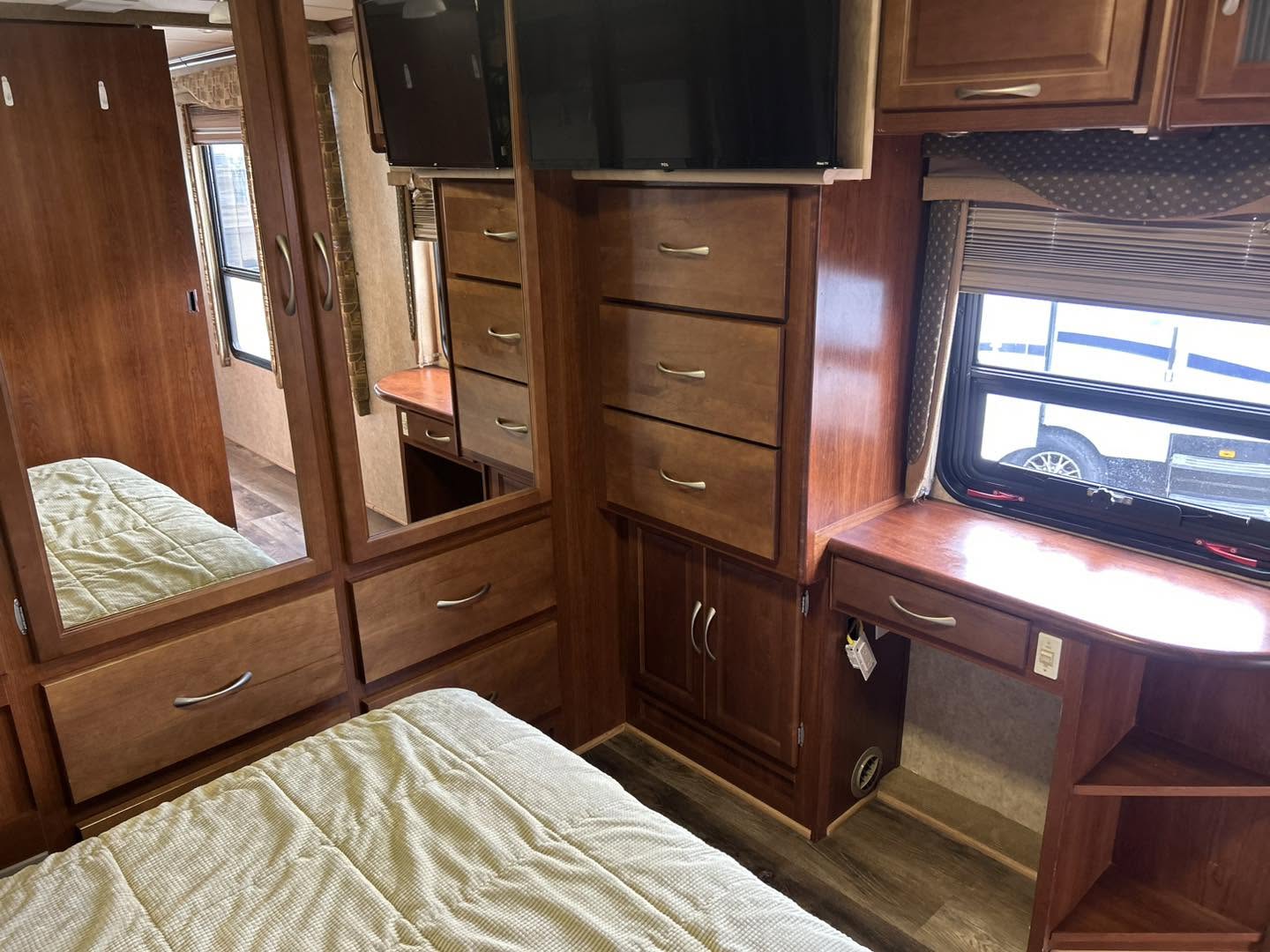 2004 Fleetwood Pace Arrow 37C - Image 7