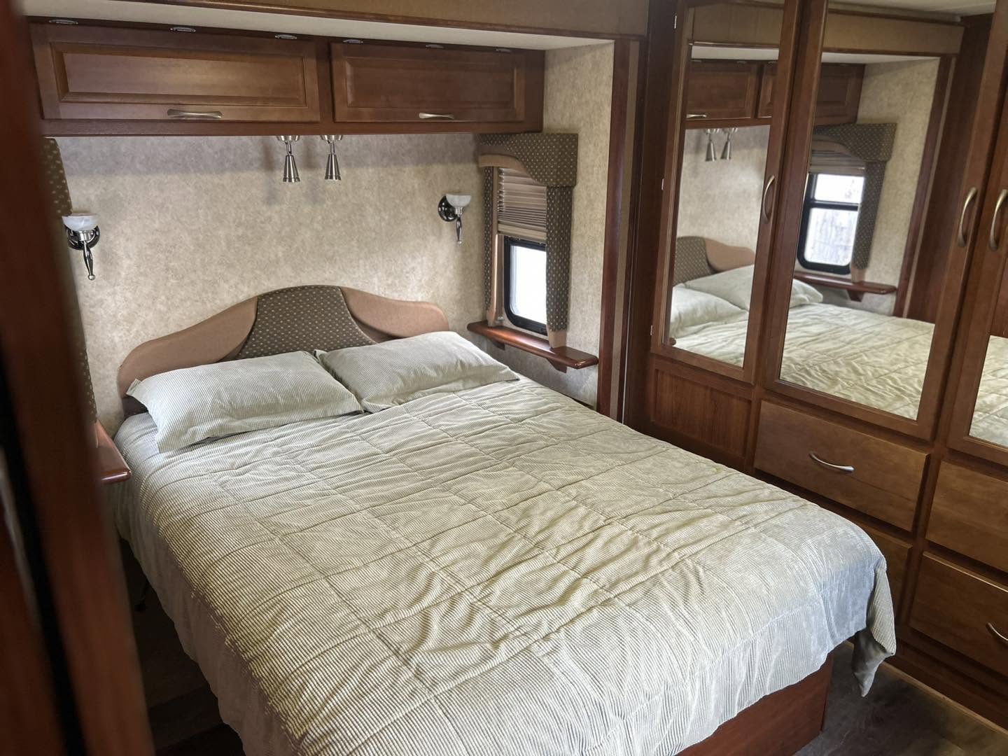 2004 Fleetwood Pace Arrow 37C - Image 8