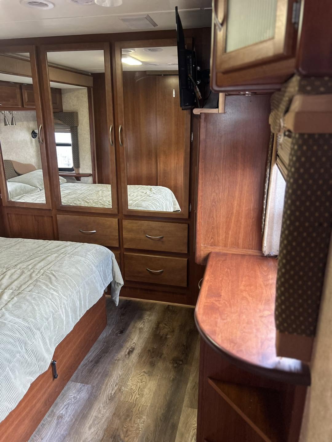 2004 Fleetwood Pace Arrow 37C - Image 9
