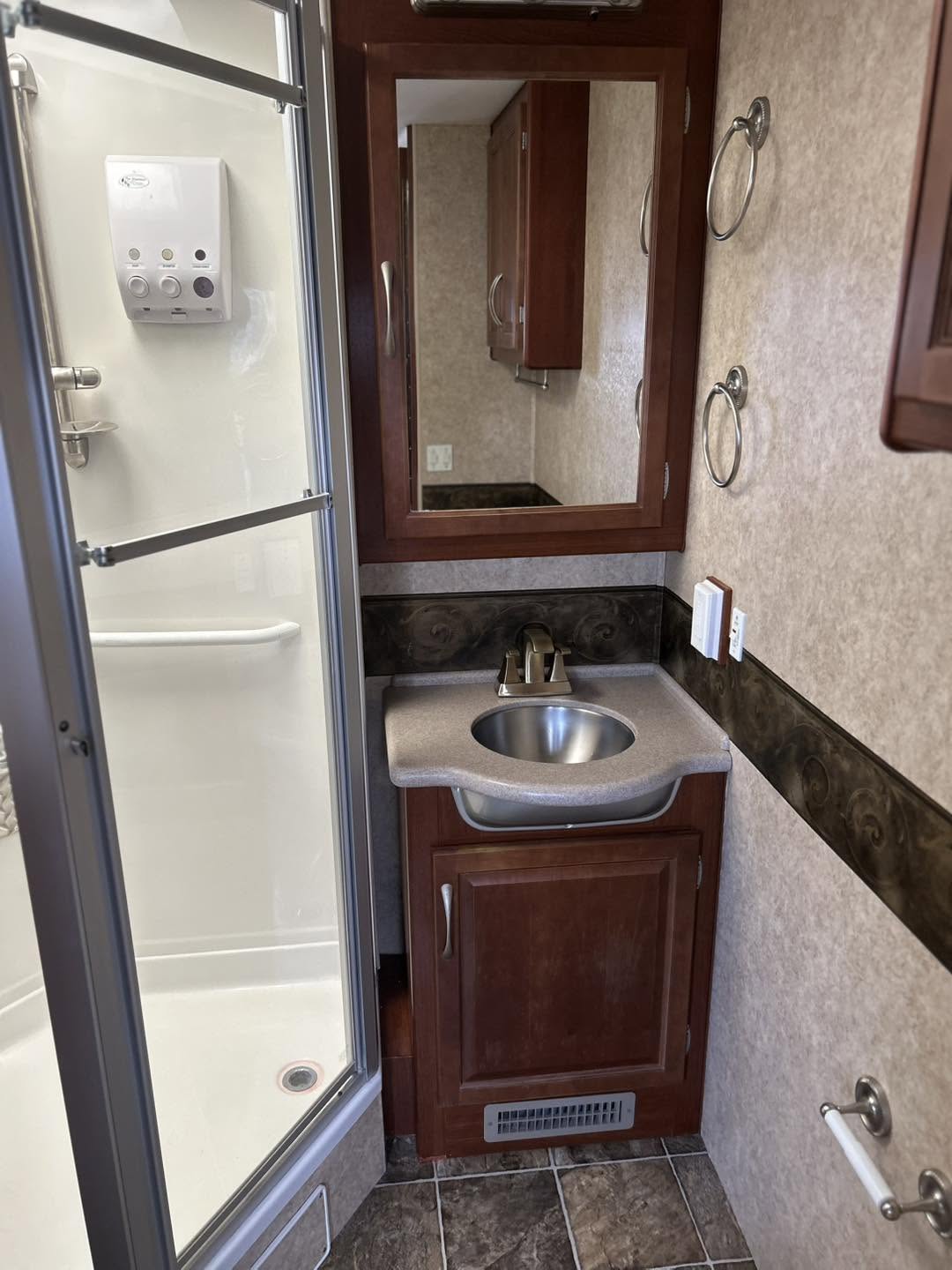 2004 Fleetwood Pace Arrow 37C - Image 10